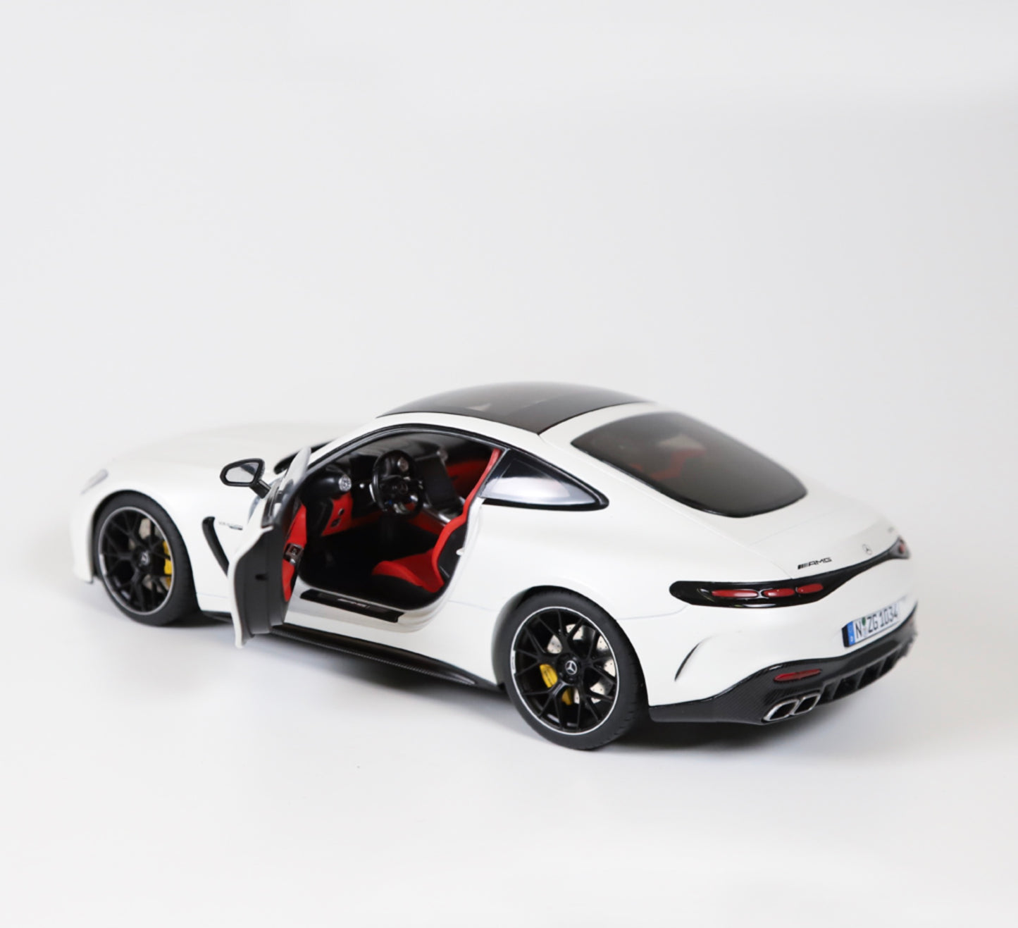 NZG 1:18 - Mercedes AMG GT 63, C192 opalithwhite