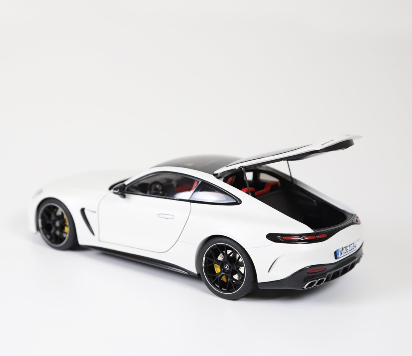 NZG 1:18 - Mercedes AMG GT 63, C192 opalithwhite