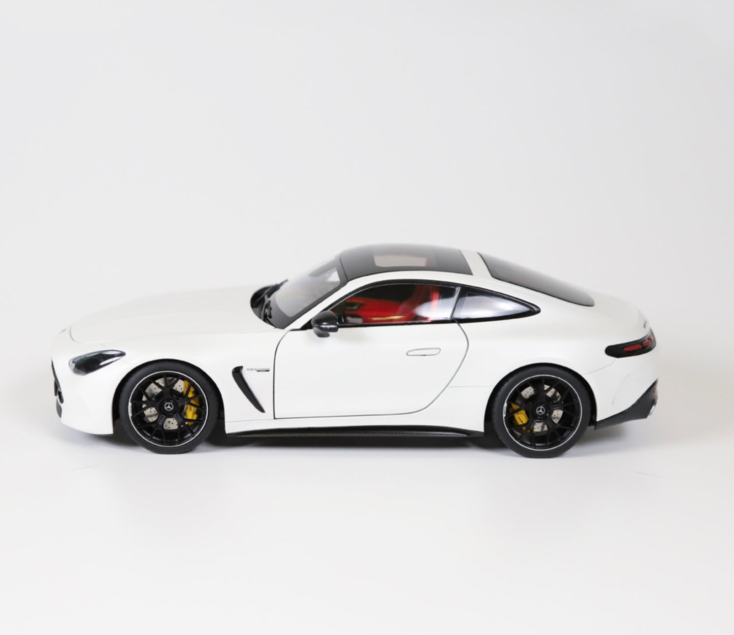 NZG 1:18 - Mercedes AMG GT 63, C192 opalithwhite