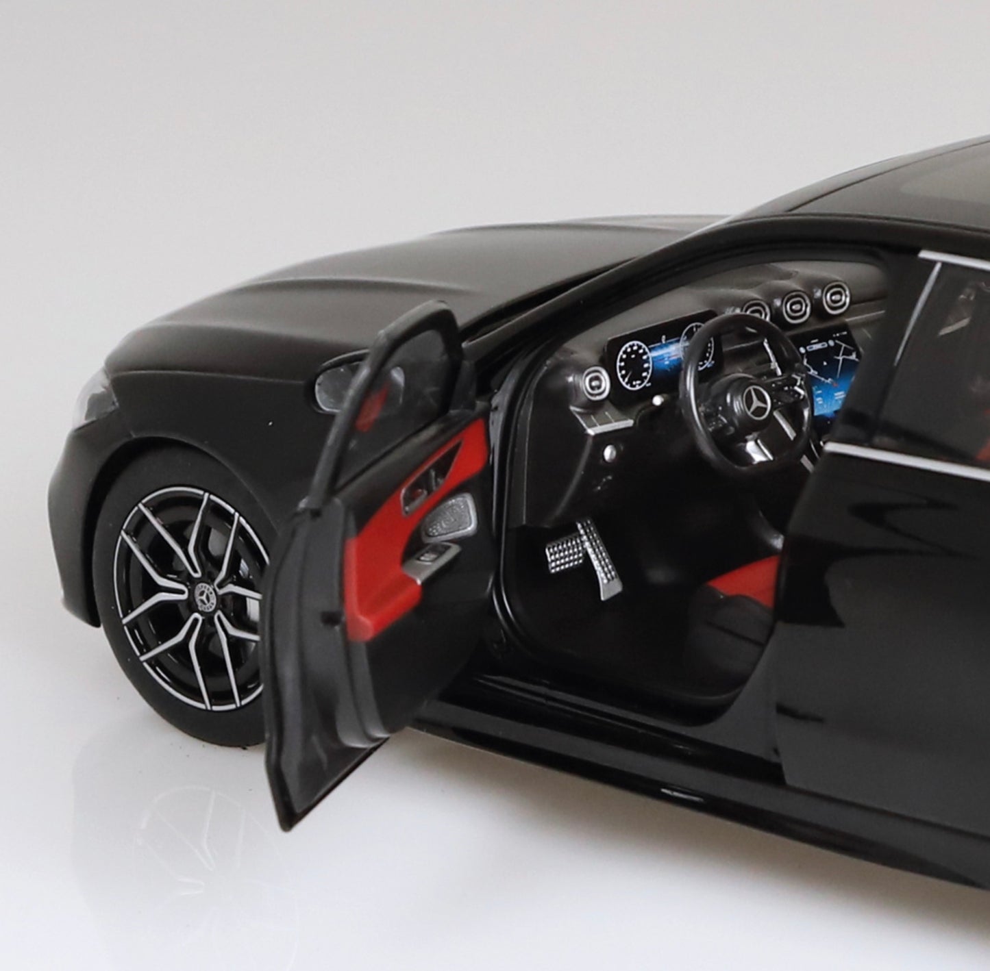 NZG 1:18 - Mercedes-Benz C-Class W206 obsidian black metallic