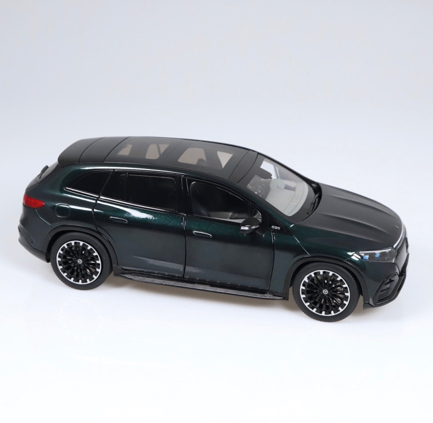 NZG 1:18 - Mercedes-Benz EQS SUV, AMG Line - emeraldgreen