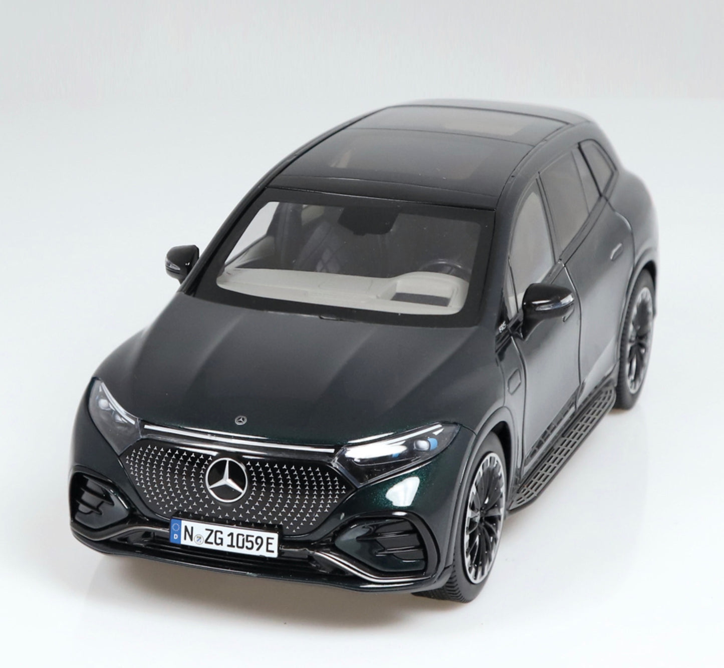 NZG 1:18 - Mercedes-Benz EQS SUV, AMG Line - emeraldgreen
