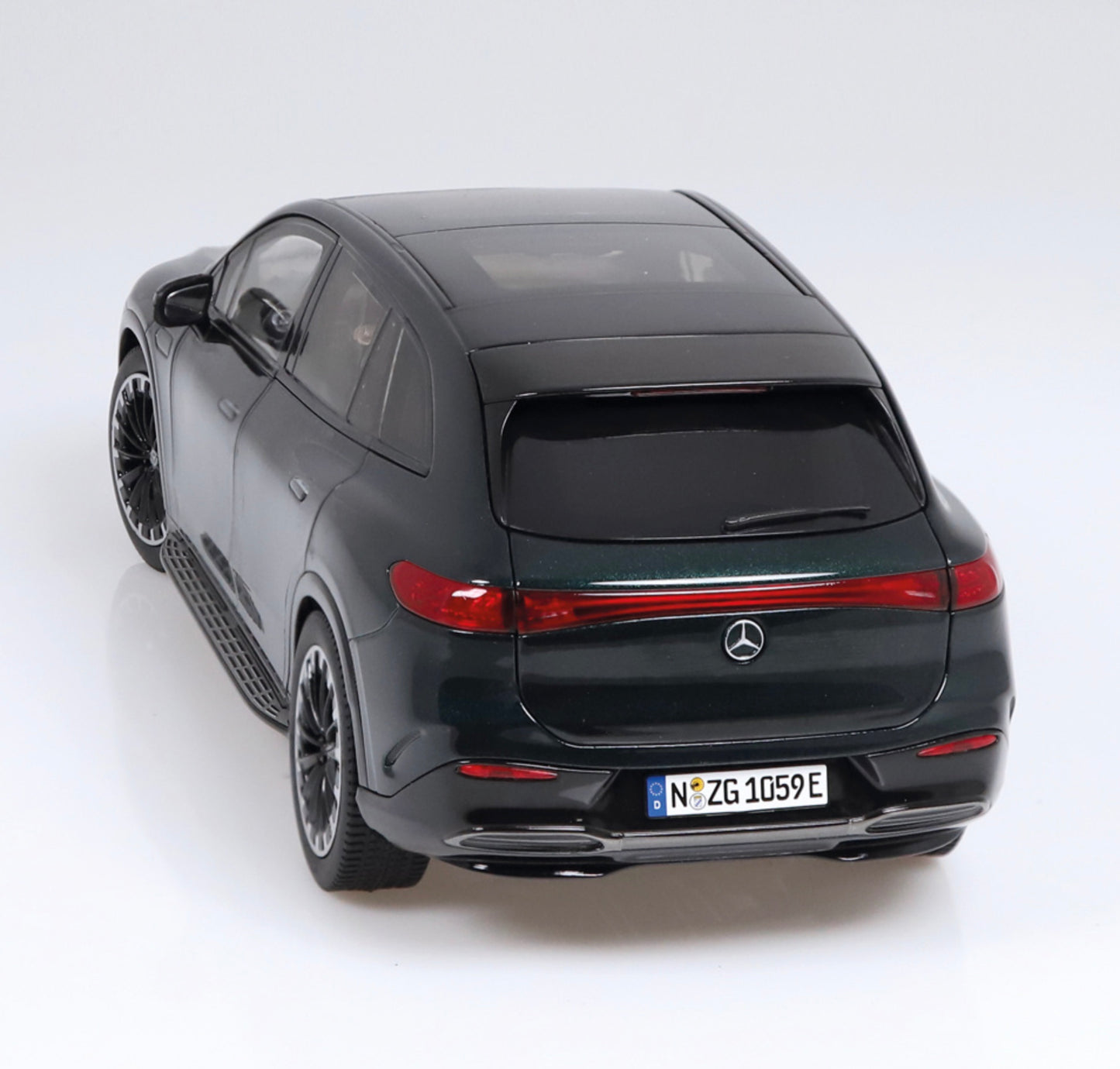 NZG 1:18 - Mercedes-Benz EQS SUV, AMG Line - emeraldgreen