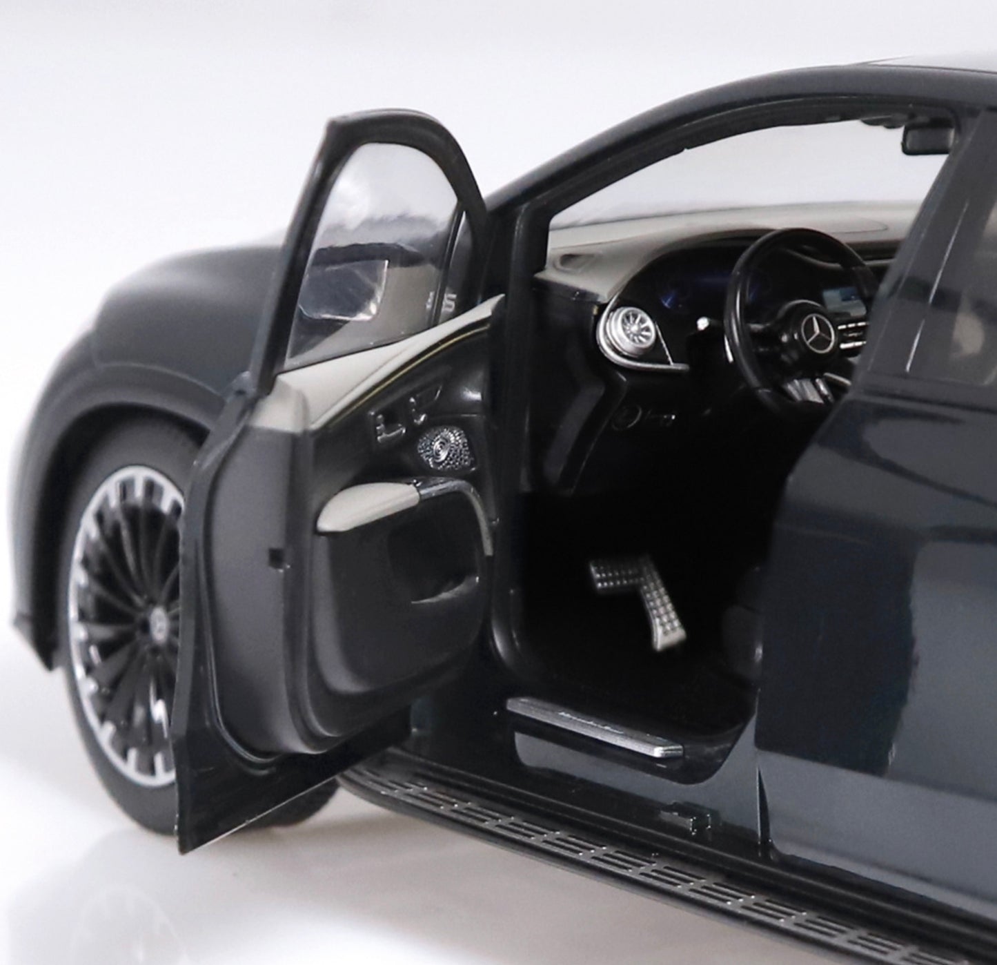 NZG 1:18 - Mercedes-Benz EQS SUV, AMG Line - emeraldgreen