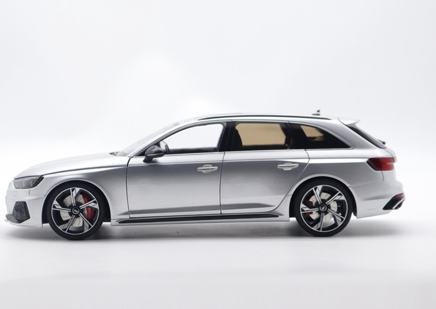 NZG 1:18 - Audi RS4 Avant 2020