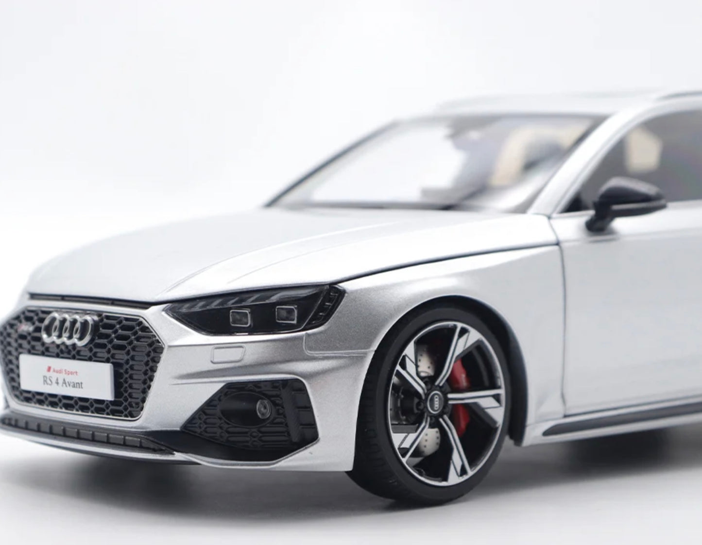 NZG 1:18 - Audi RS4 Avant 2020