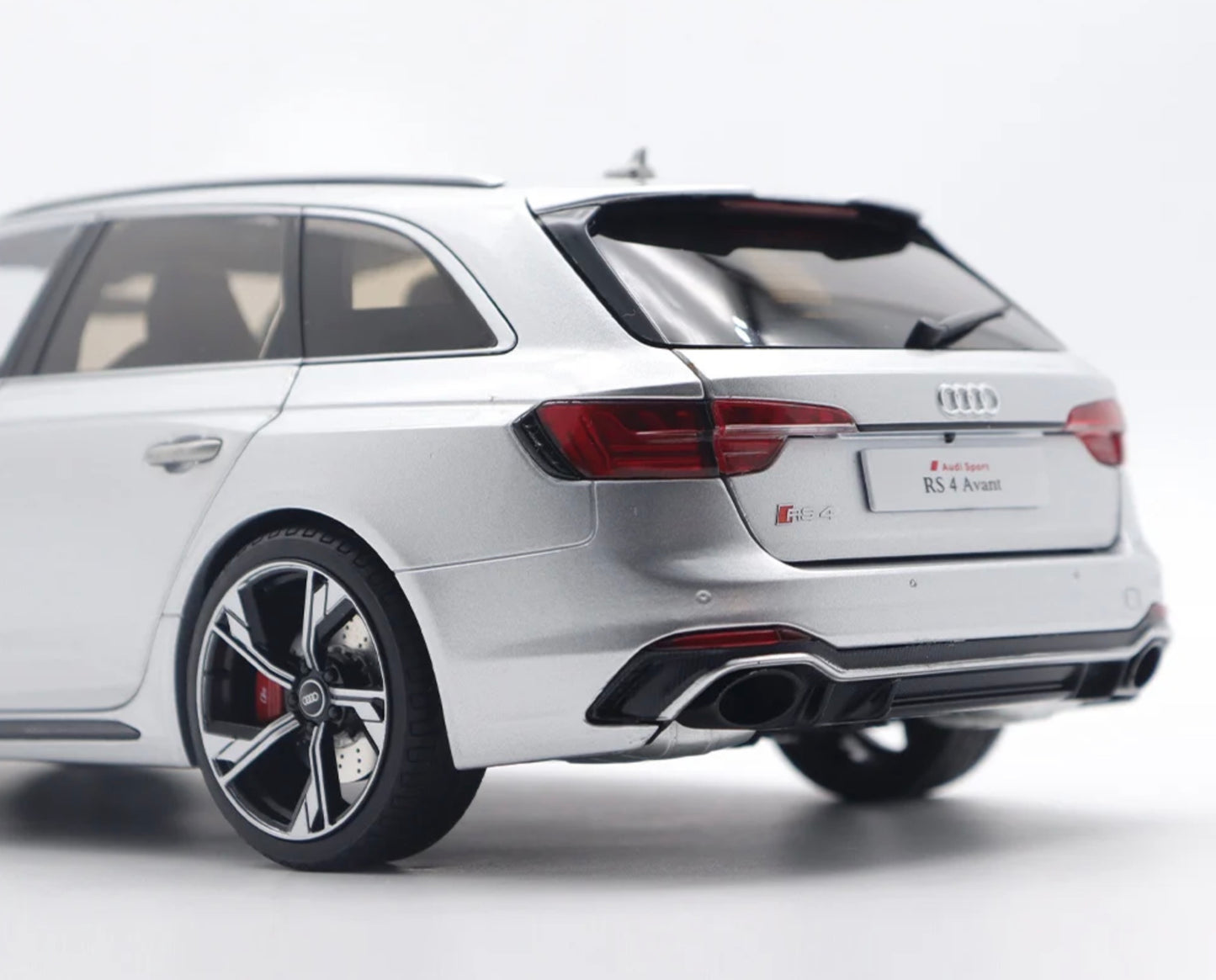 NZG 1:18 - Audi RS4 Avant 2020