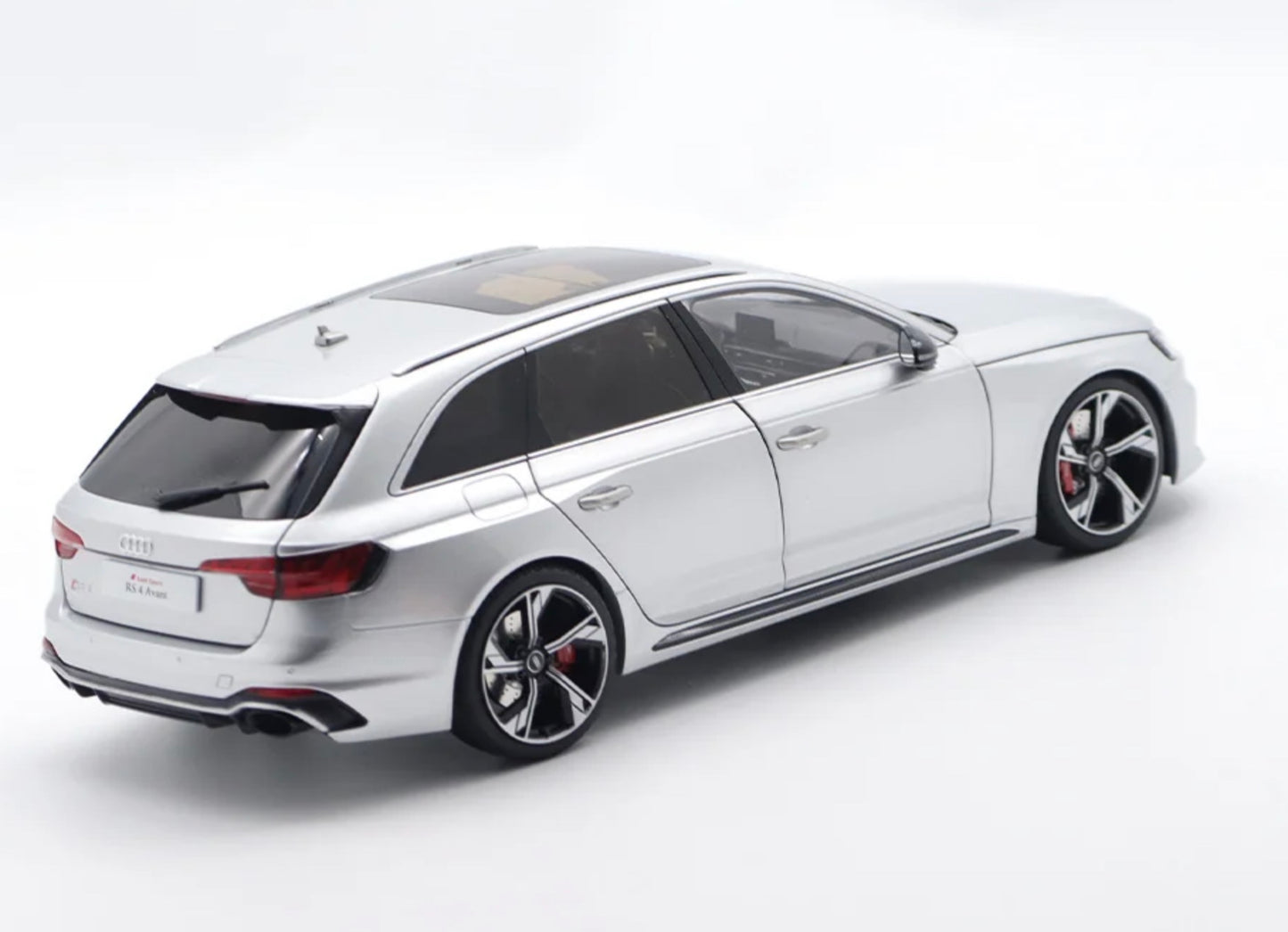 NZG 1:18 - Audi RS4 Avant 2020
