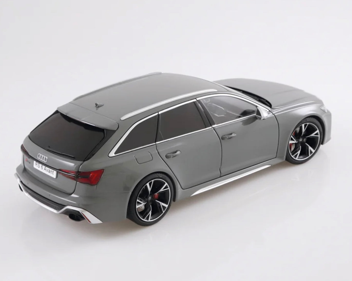 NZG 1:18 - Audi RS6 Avant 2021 C8 grau
