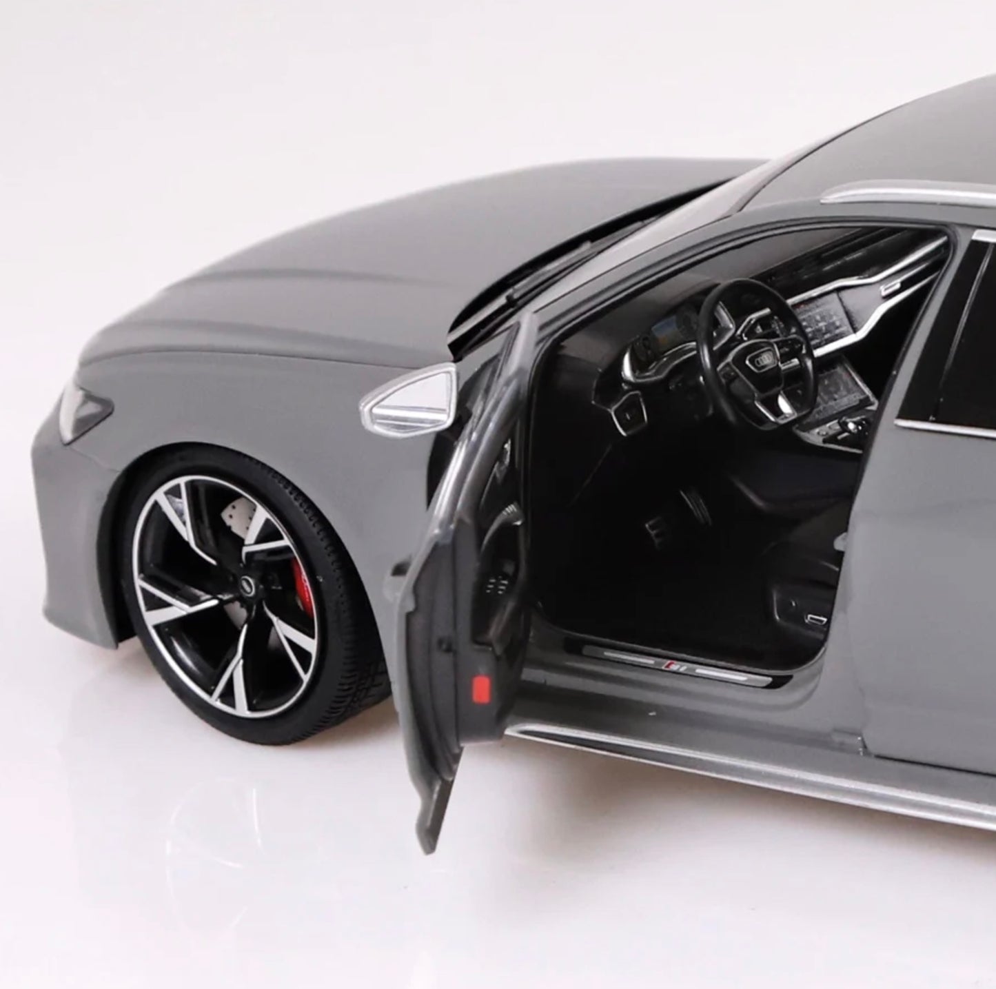 NZG 1:18 - Audi RS6 Avant 2021 C8 grau
