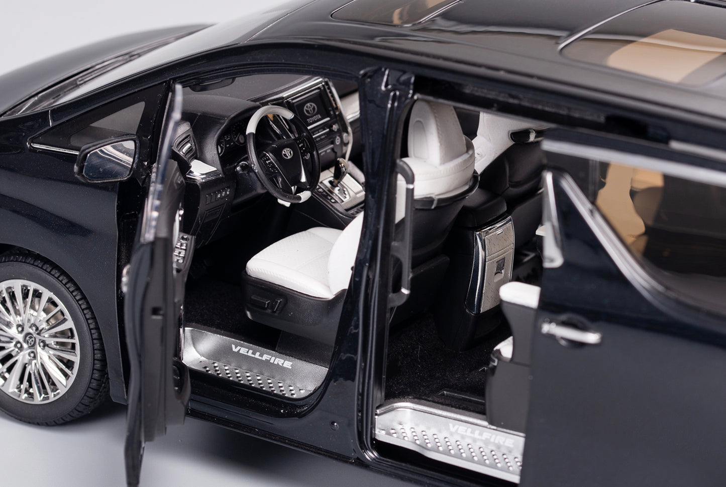 NZG 1:18 - Toyota Vellfire Black