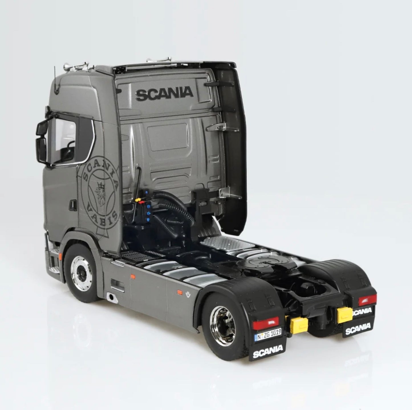 NZG 1:18 - Scania V8 730S 4x2 grijs met Vabis logo