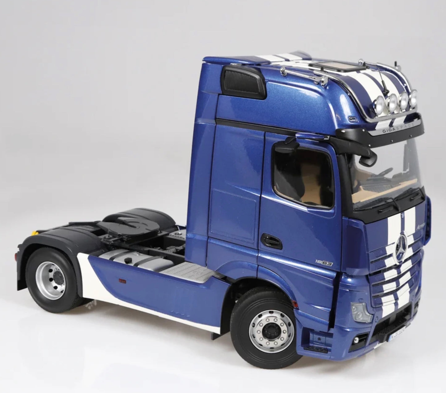 NZG 1:18 - Mercedes-Benz Actros GigaSpace 4x2 blauw metallic met strepen