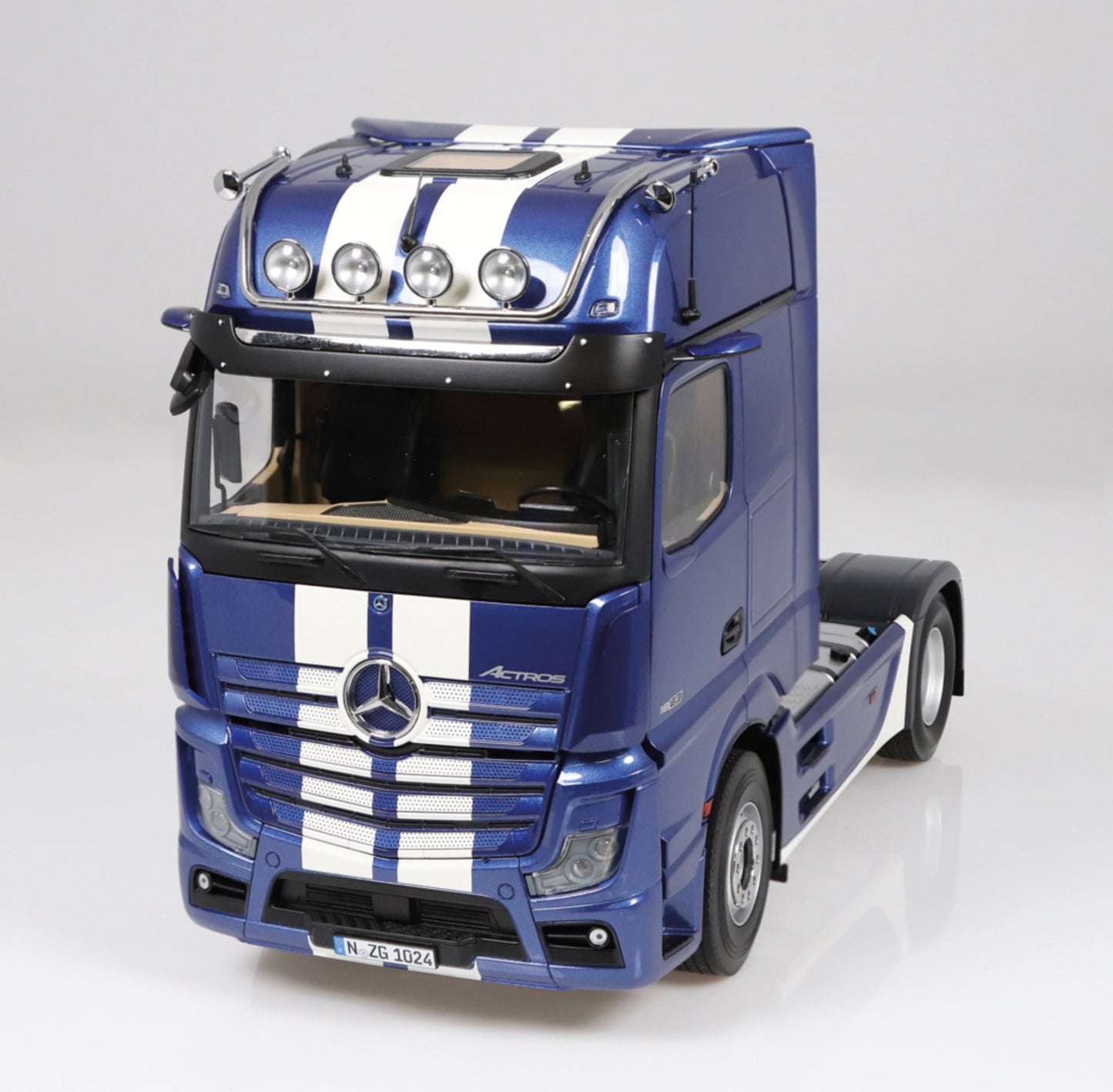NZG 1:18 - Mercedes-Benz Actros GigaSpace 4x2 blauw metallic met strepen