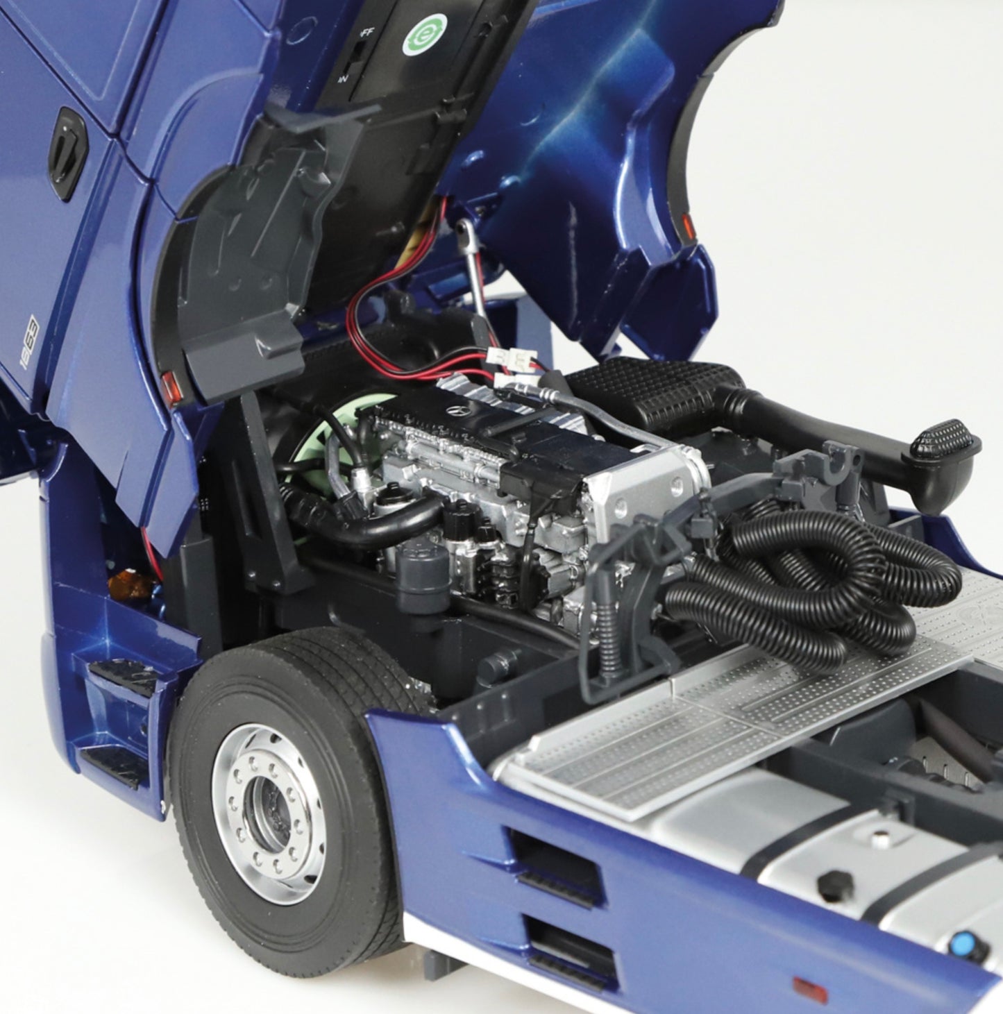 NZG 1:18 - Mercedes-Benz Actros GigaSpace 4x2 blauw metallic met strepen