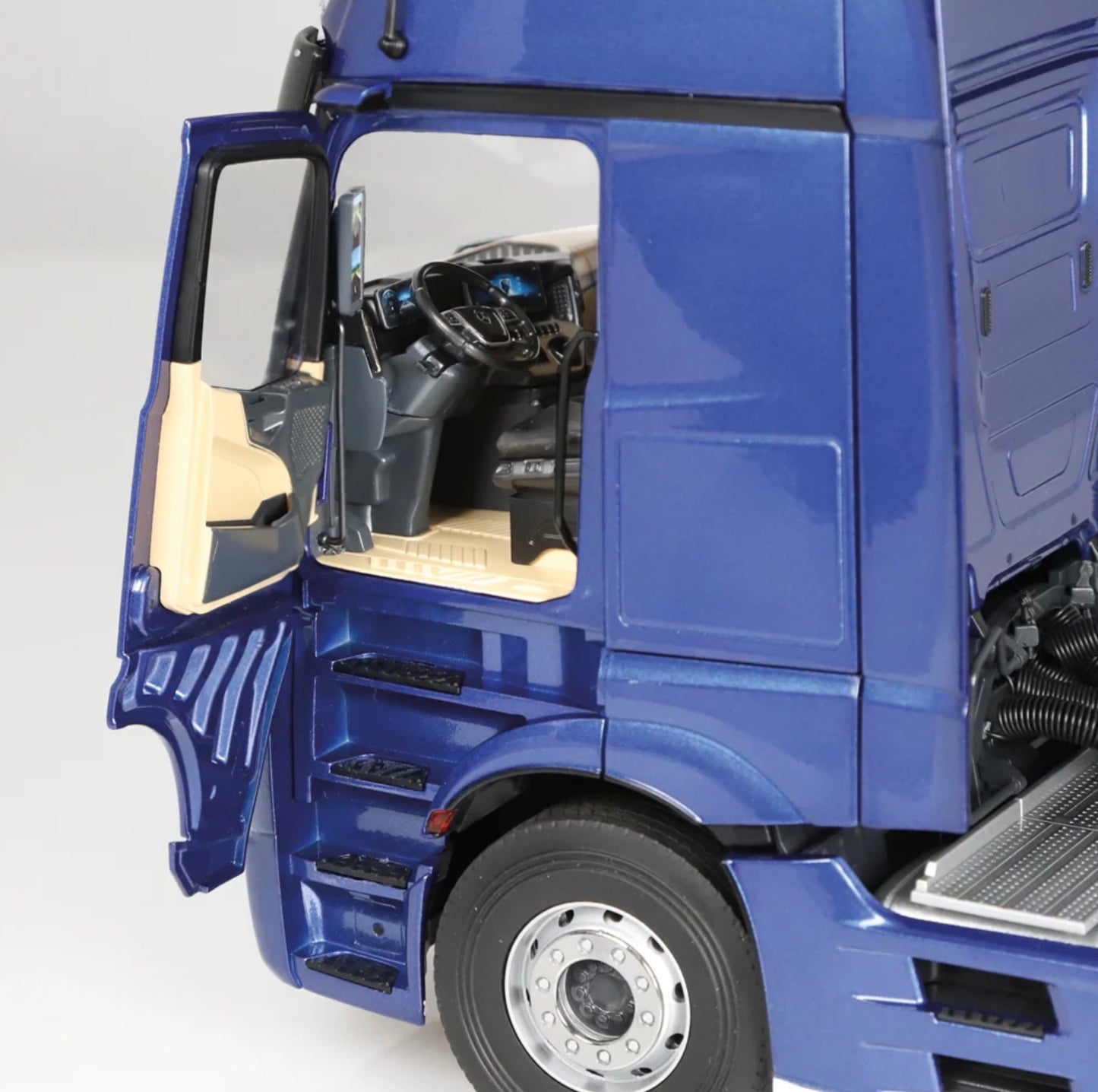 NZG 1:18 - Mercedes-Benz Actros GigaSpace 4x2 blauw metallic met strepen