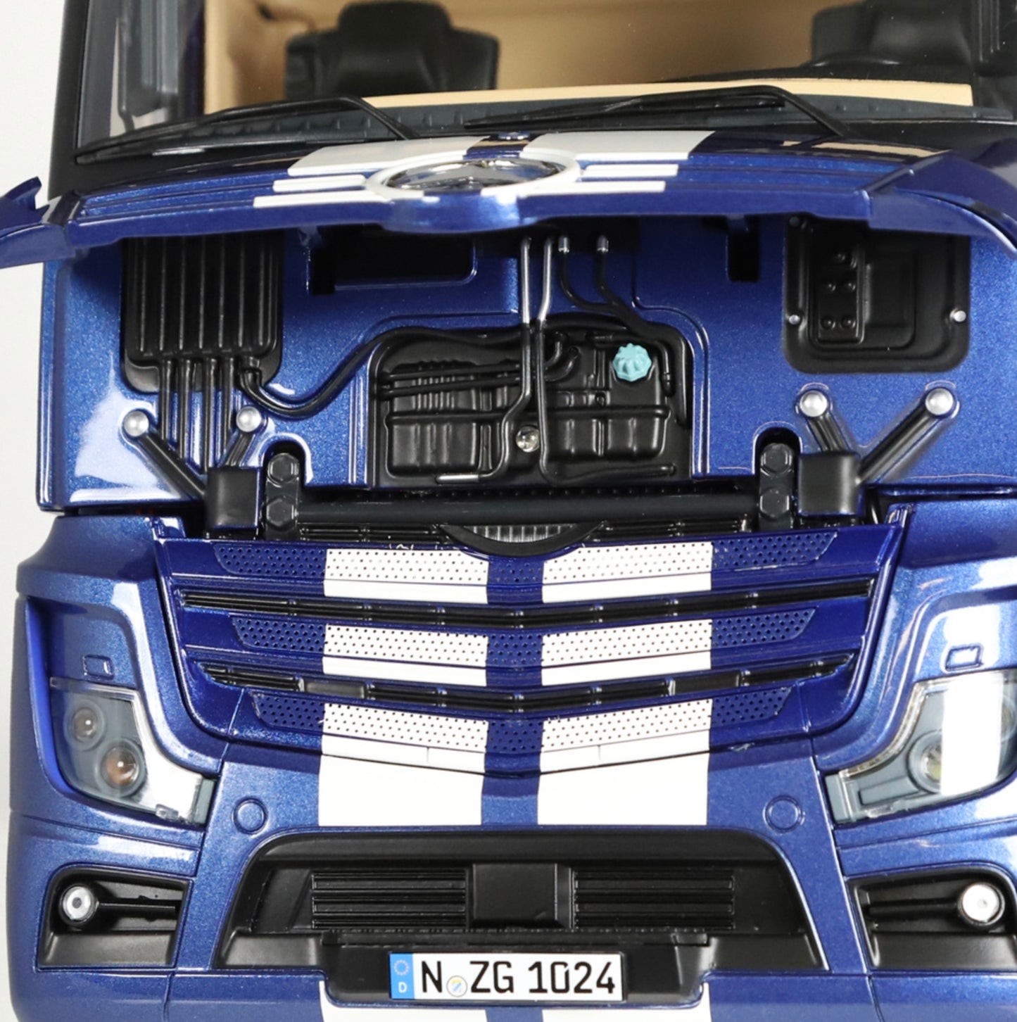 NZG 1:18 - Mercedes-Benz Actros GigaSpace 4x2 blauw metallic met strepen