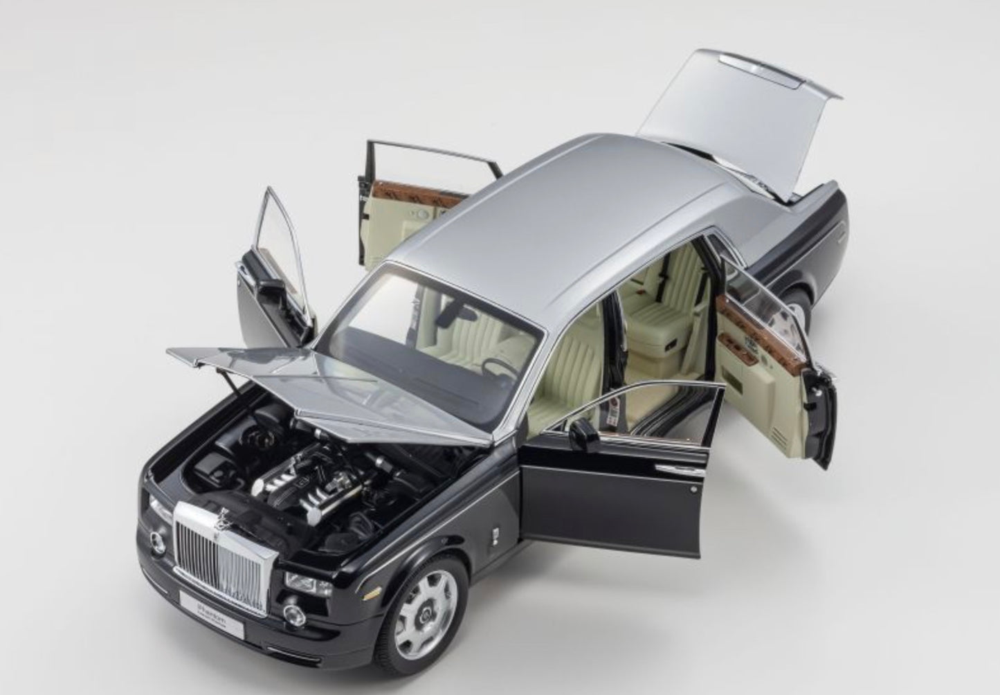Kyosho 1:18 - Rolls-Royce Phantom EWB 2012 Black Silver