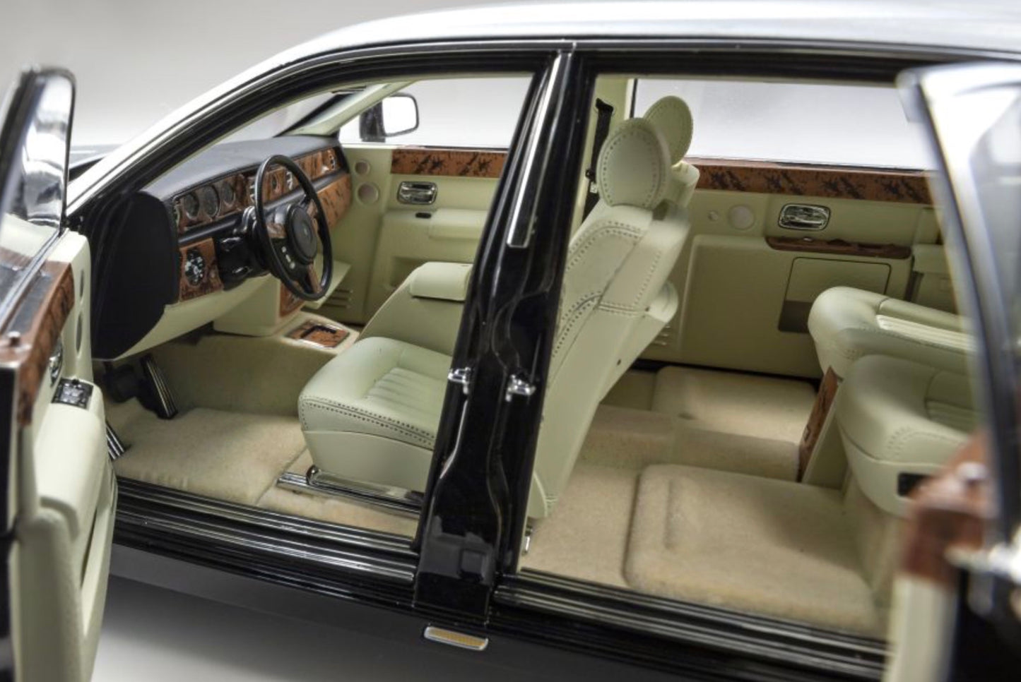 Kyosho 1:18 - Rolls-Royce Phantom EWB 2012 Black Silver
