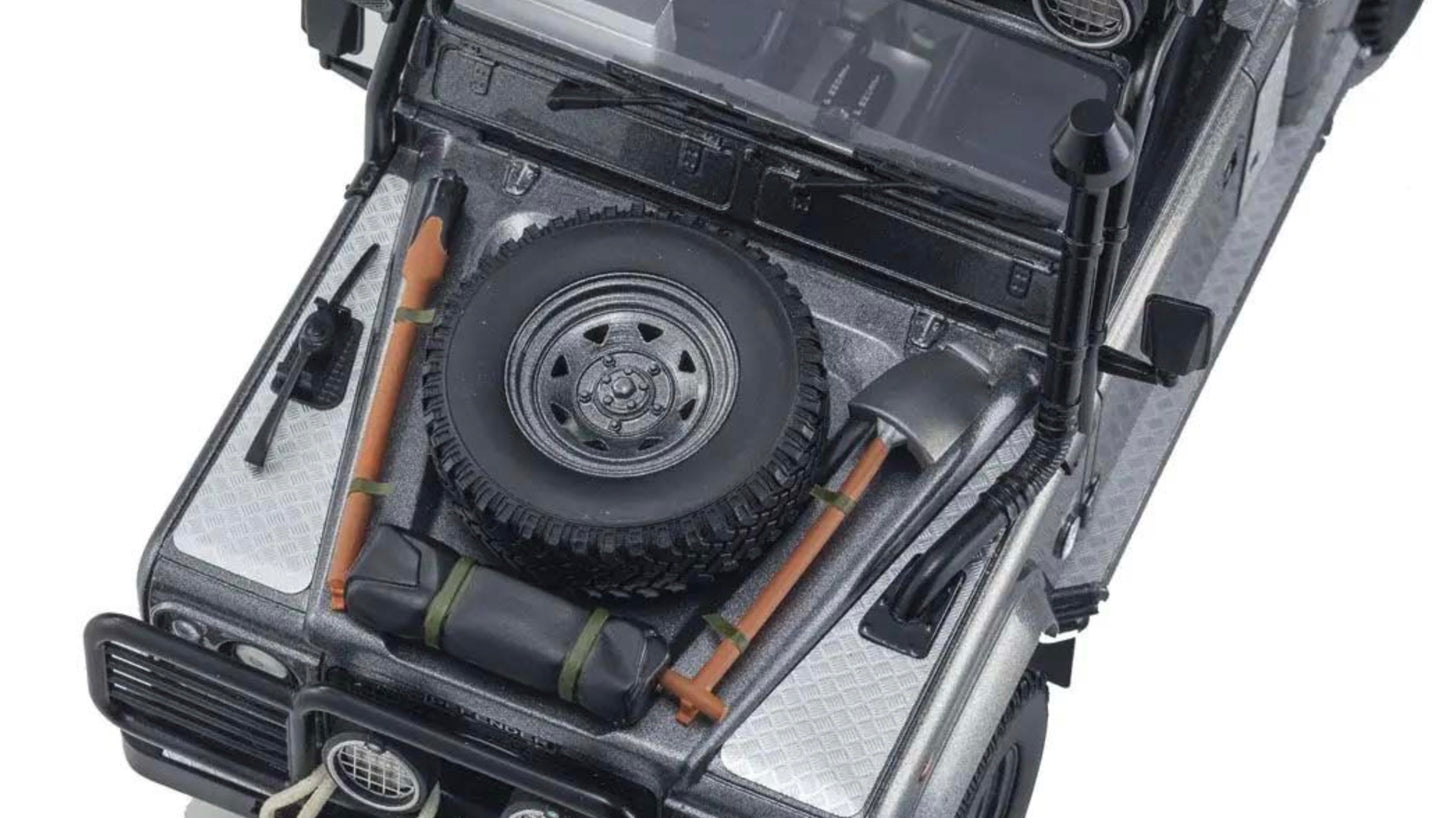 Kyosho 1:18 - Resin Land Rover Defender 2001 Tomb Raider Edition