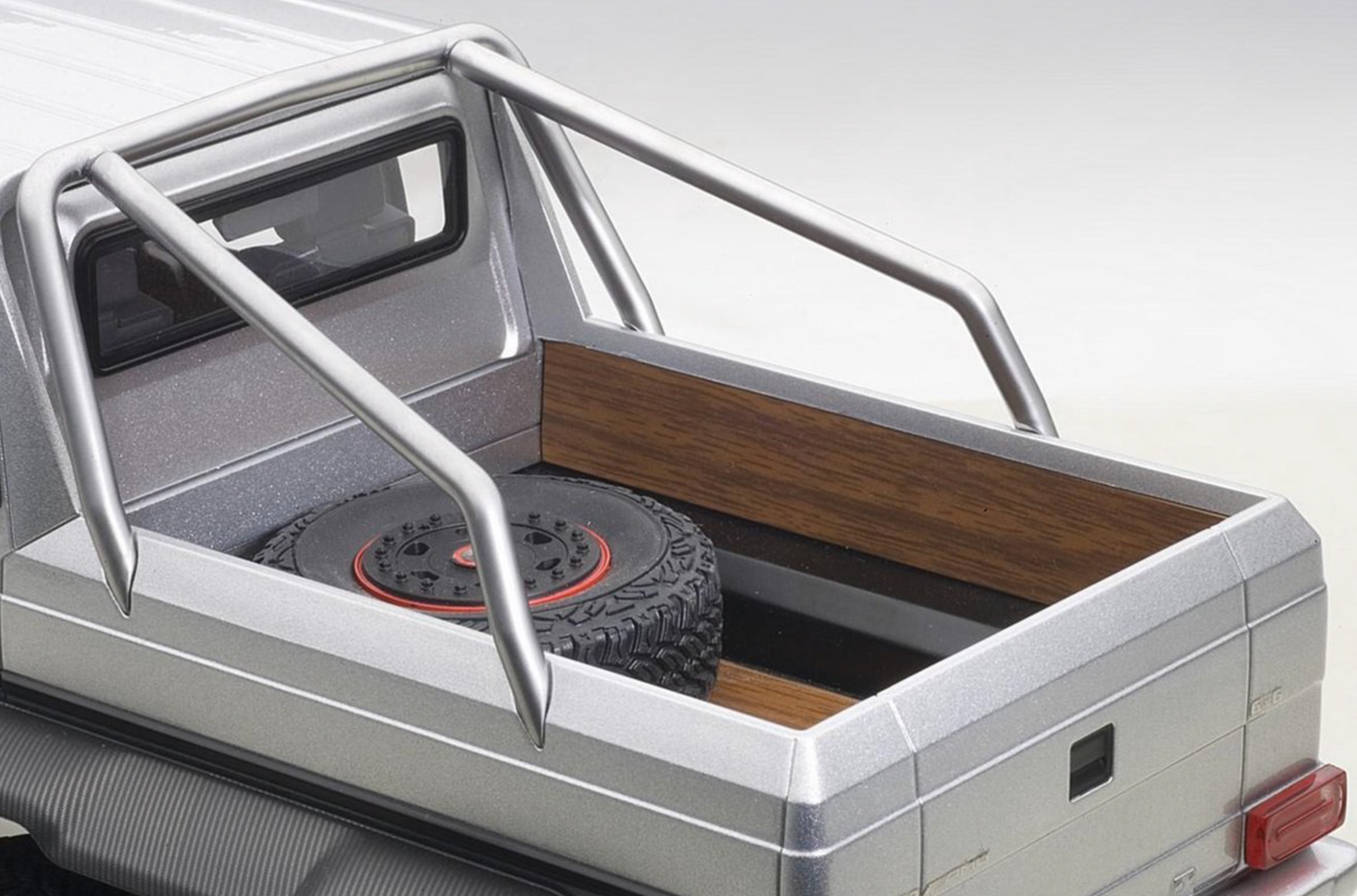 AutoArt 1:18 Mercedes-Benz G63 AMG 6x6 Silver