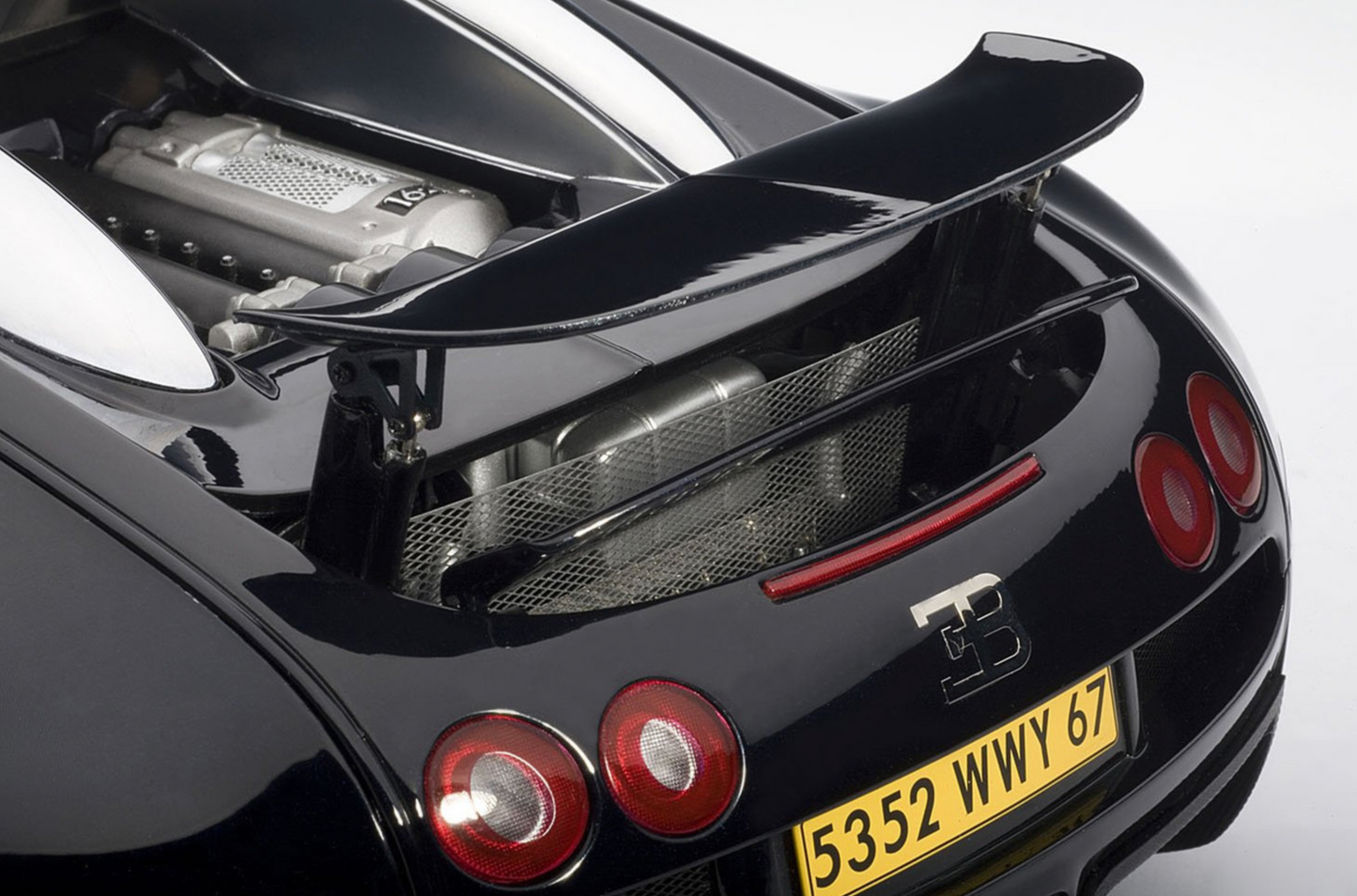 AutoArt 1:12 Bugatti Veyron EB 16.4, Zwart/Blauw metallic