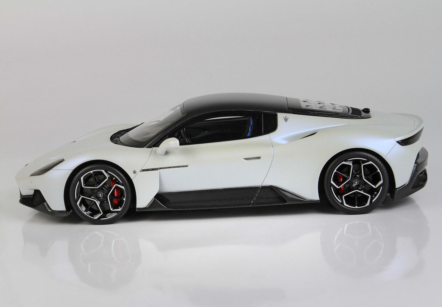 BBR Model 1:18 - Maserati MC20 Bianco Audace/Carbon Roof