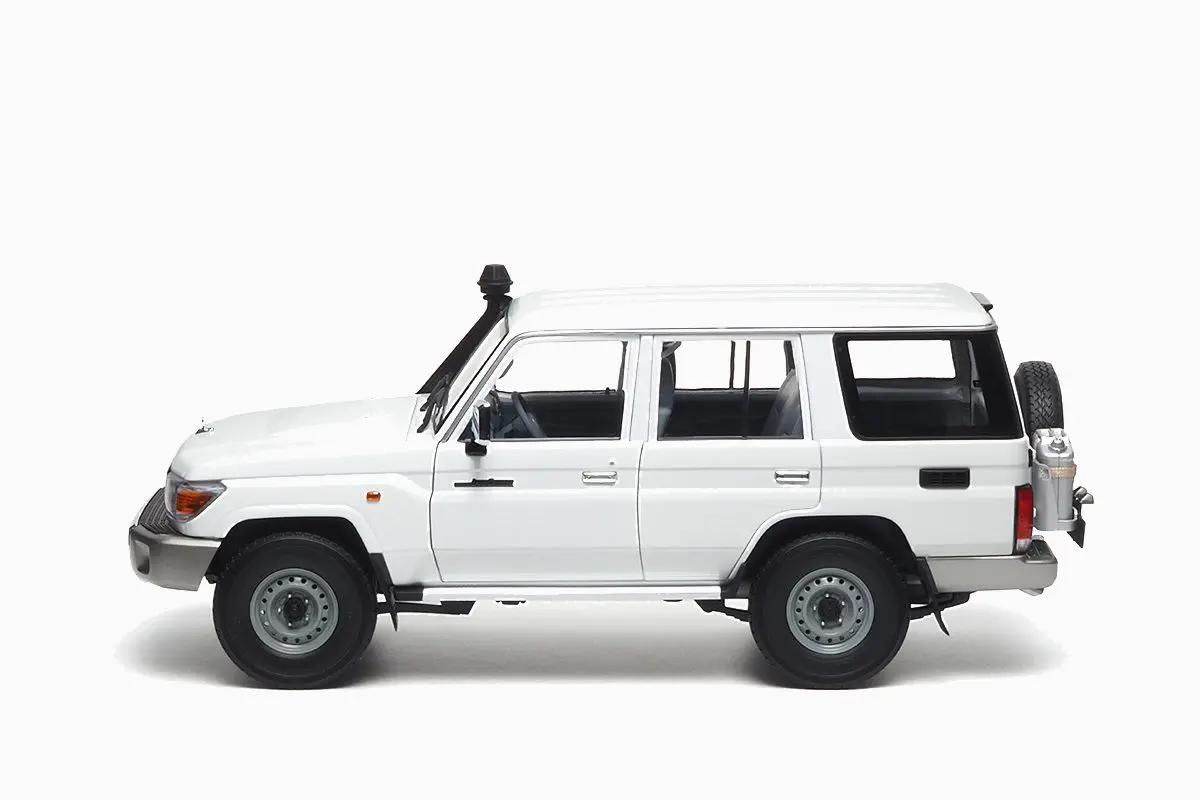 Almost Real 1:18 - Toyota Land Cruiser 76 2017 White
