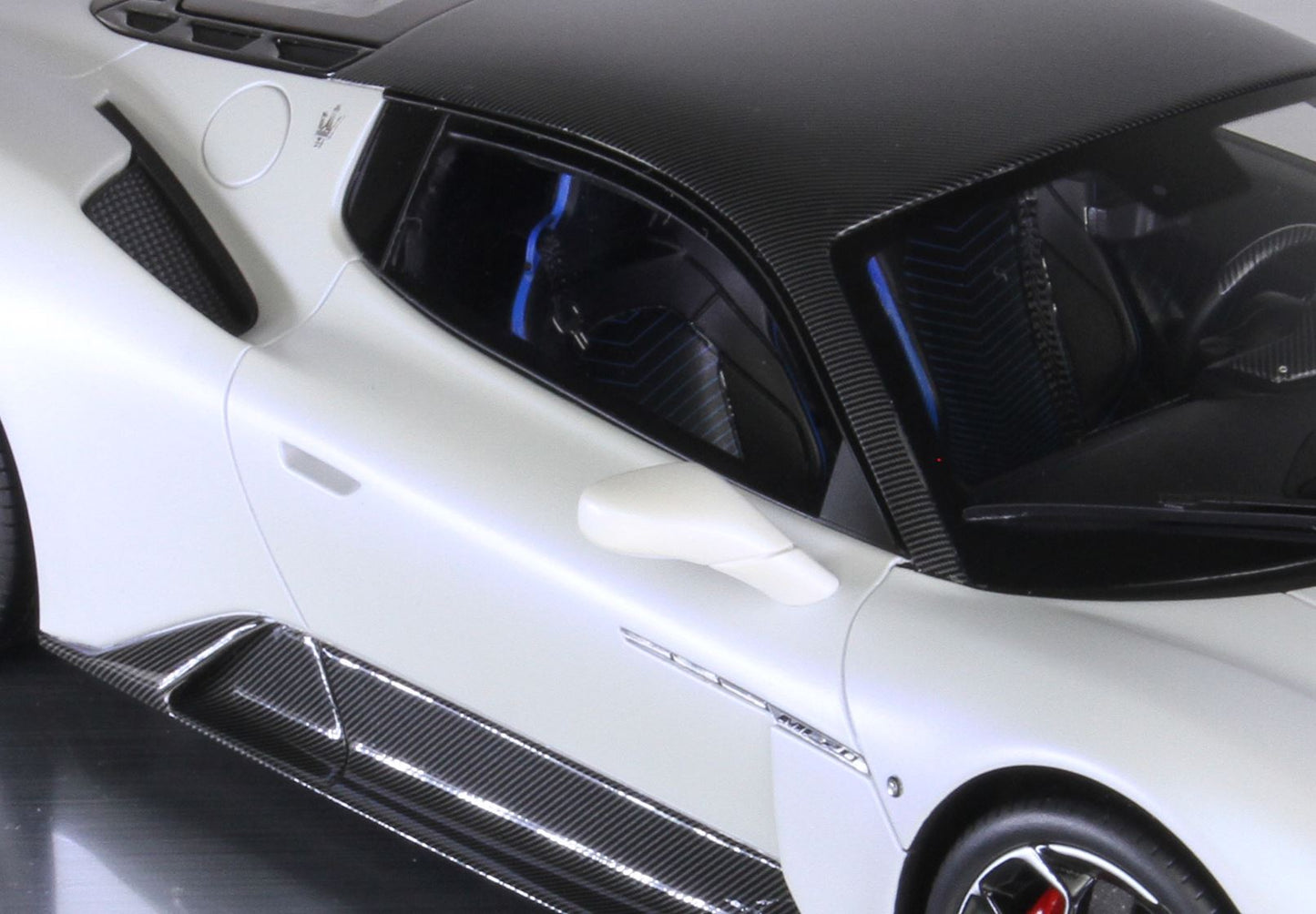 BBR Model 1:18 - Maserati MC20 Bianco Audace/Carbon Roof