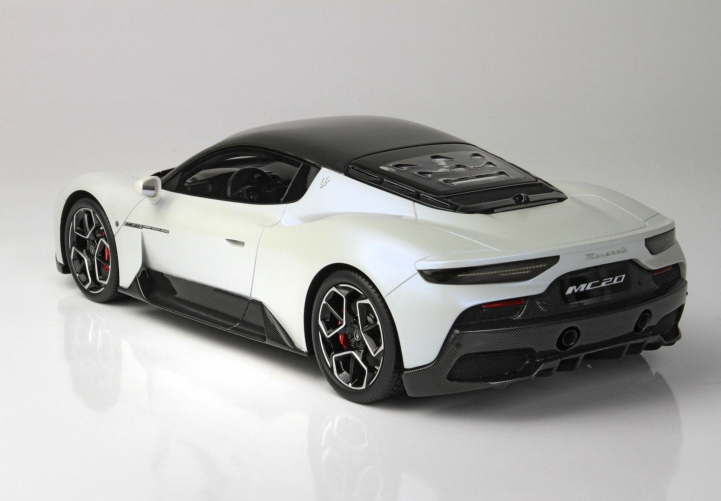 BBR Model 1:18 - Maserati MC20 Bianco Audace/Carbon Roof
