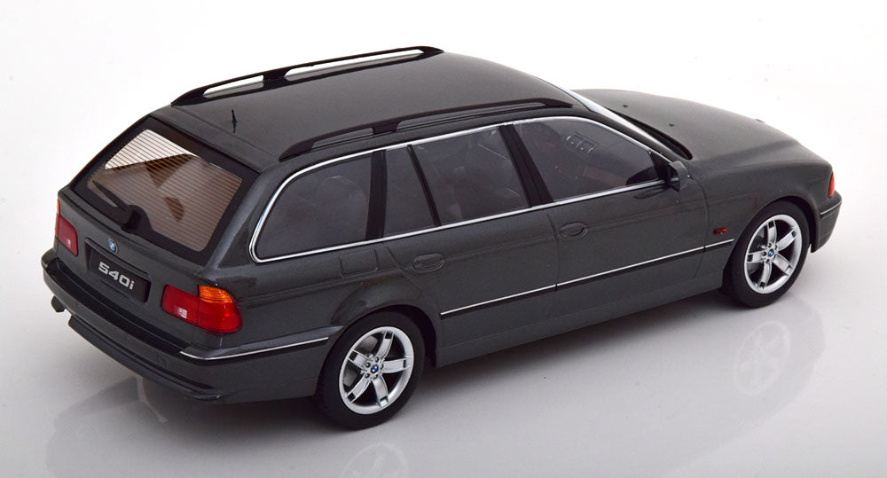 KK-Scale 1:18 - BMW 520i E39 Touring 1997 Grijs Metallic