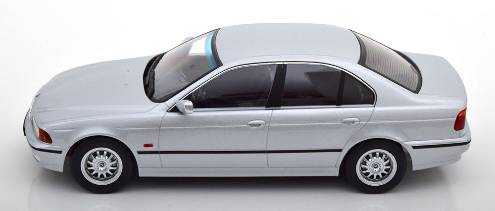 KK-Scale 1:18 - BMW 528i E39 Limousine 1995 Zilver