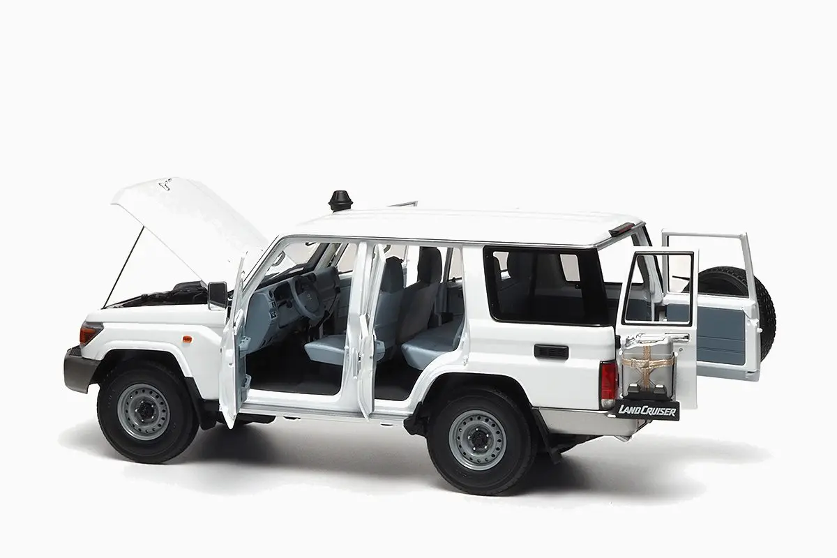 Almost Real 1:18 - Toyota Land Cruiser 76 2017 White