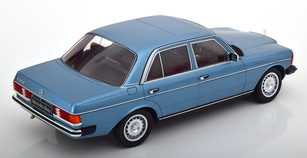 KK-Scale 1:18 - Mercedes 230E W123 1975 Lichtblauw Metallic