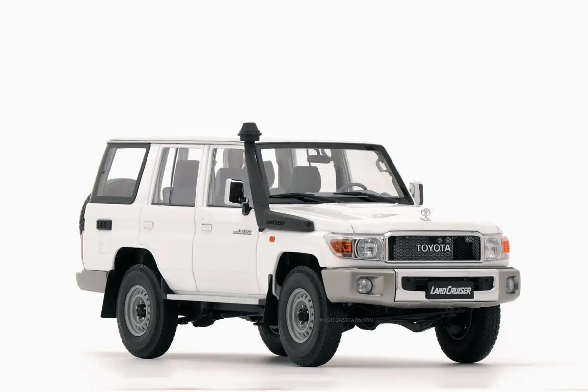 Almost Real 1:18 - Toyota Land Cruiser 76 2017 White