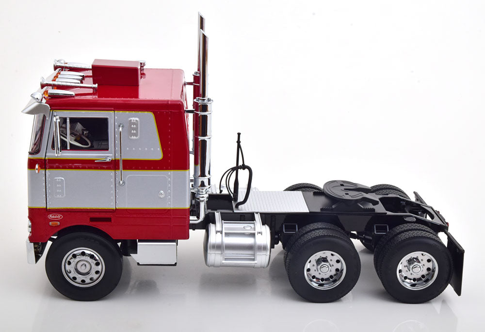 KK-Scale 1:18 - Peterbilt 352 Pacemaker 1977-1979 Rood Metallic / Zilver