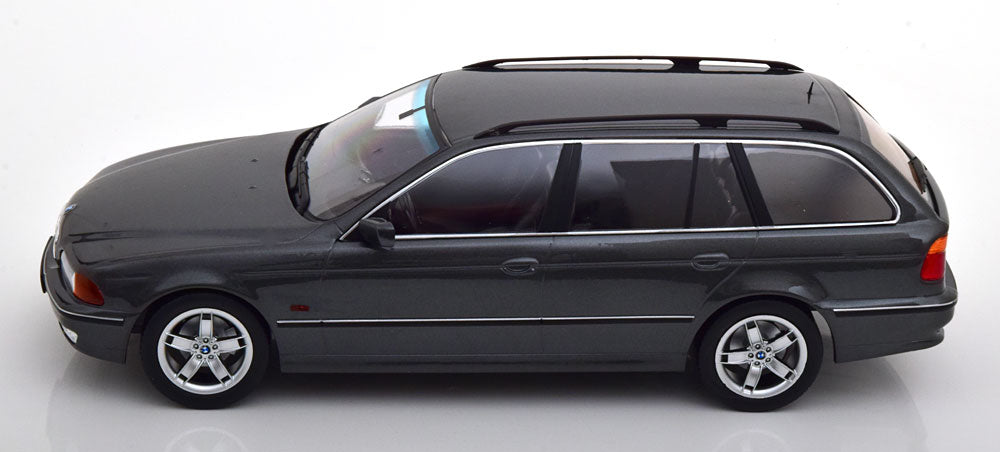 KK-Scale 1:18 - BMW 520i E39 Touring 1997 Grijs Metallic
