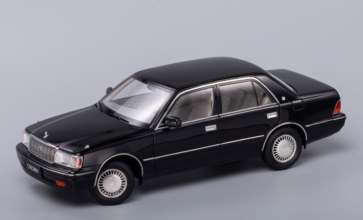 NZG 1:18 - Toyota Crown Black