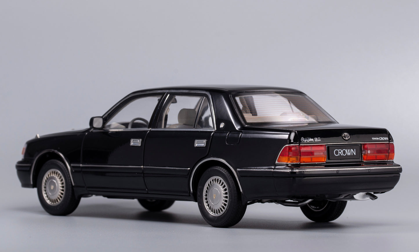 NZG 1:18 - Toyota Crown Black