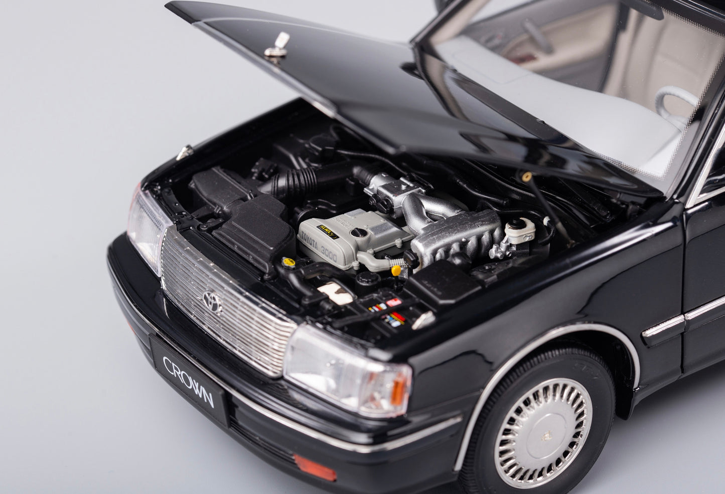 NZG 1:18 - Toyota Crown Black