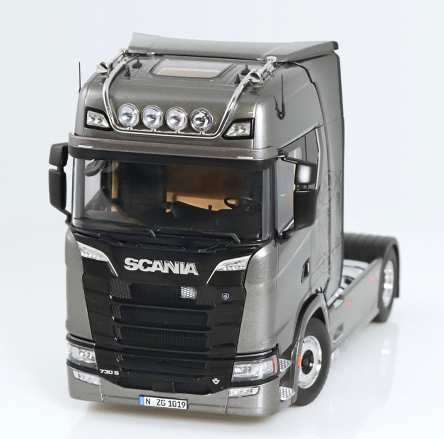 NZG 1:18 - Scania V8 730S 4x2 grijs met Vabis logo & Lohr autotransporter