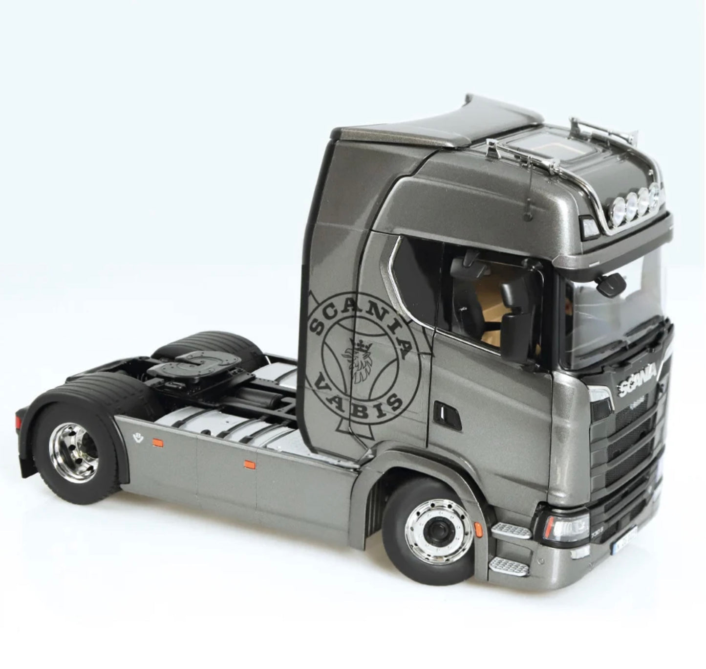 NZG 1:18 - Scania V8 730S 4x2 grijs met Vabis logo & Lohr autotransporter