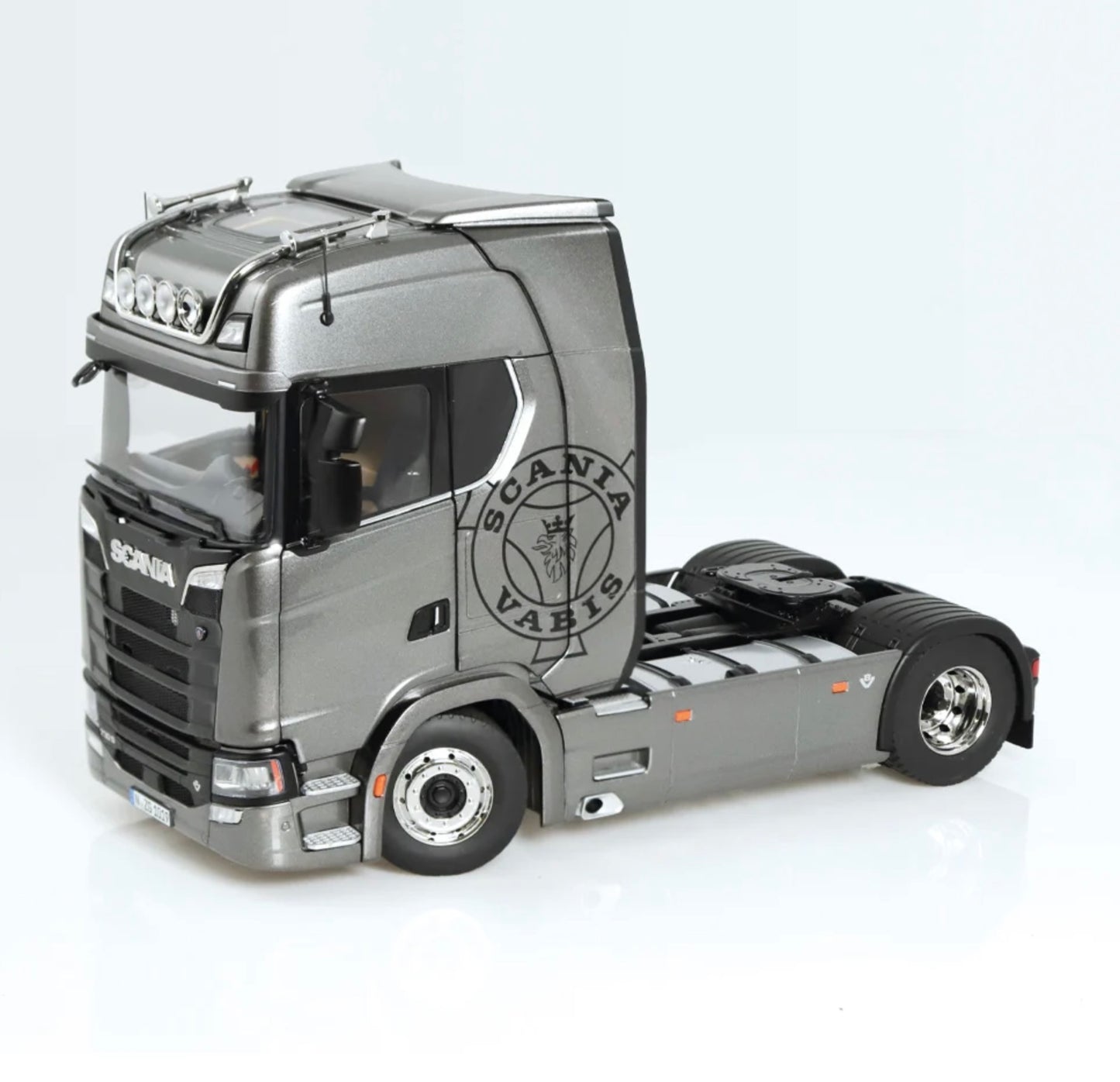 NZG 1:18 - Scania V8 730S 4x2 grijs met Vabis logo & Lohr autotransporter