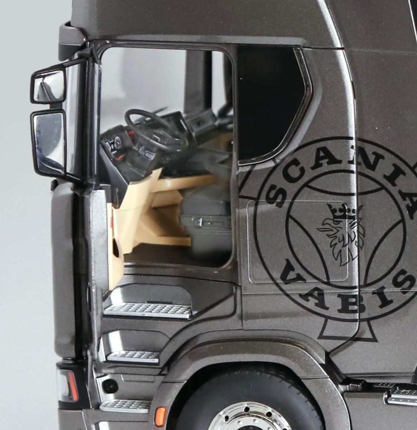 NZG 1:18 - Scania V8 730S 4x2 grijs met Vabis logo & Lohr autotransporter