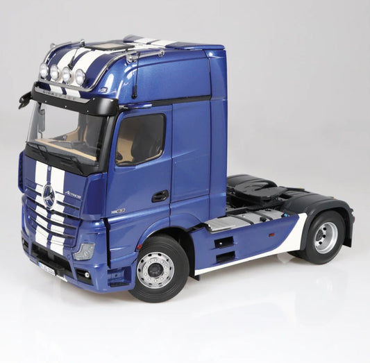 NZG 1:18 - Mercedes-Benz Actros GigaSpace 4x2 blauw metallic met strepen