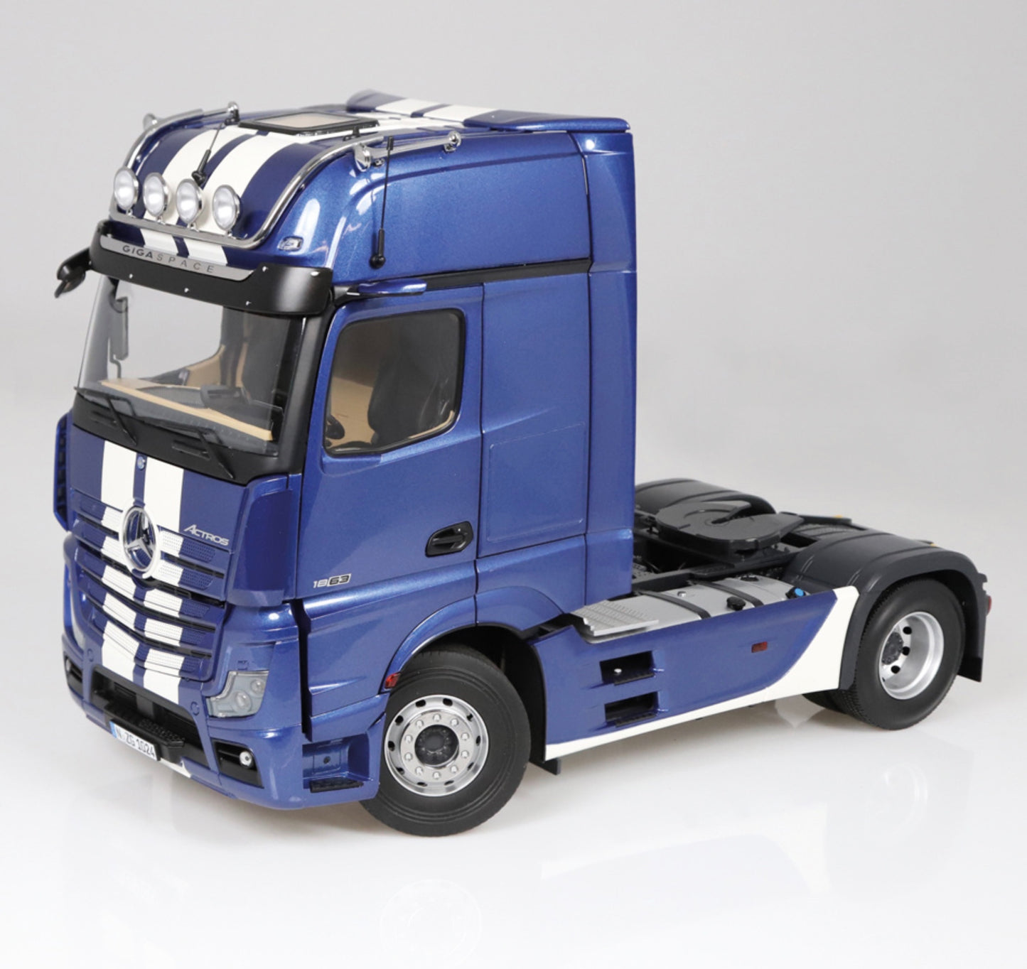 NZG 1:18 - Mercedes-Benz Actros GigaSpace 4x2 & Lohr autotransporter blauw metallic met strepen