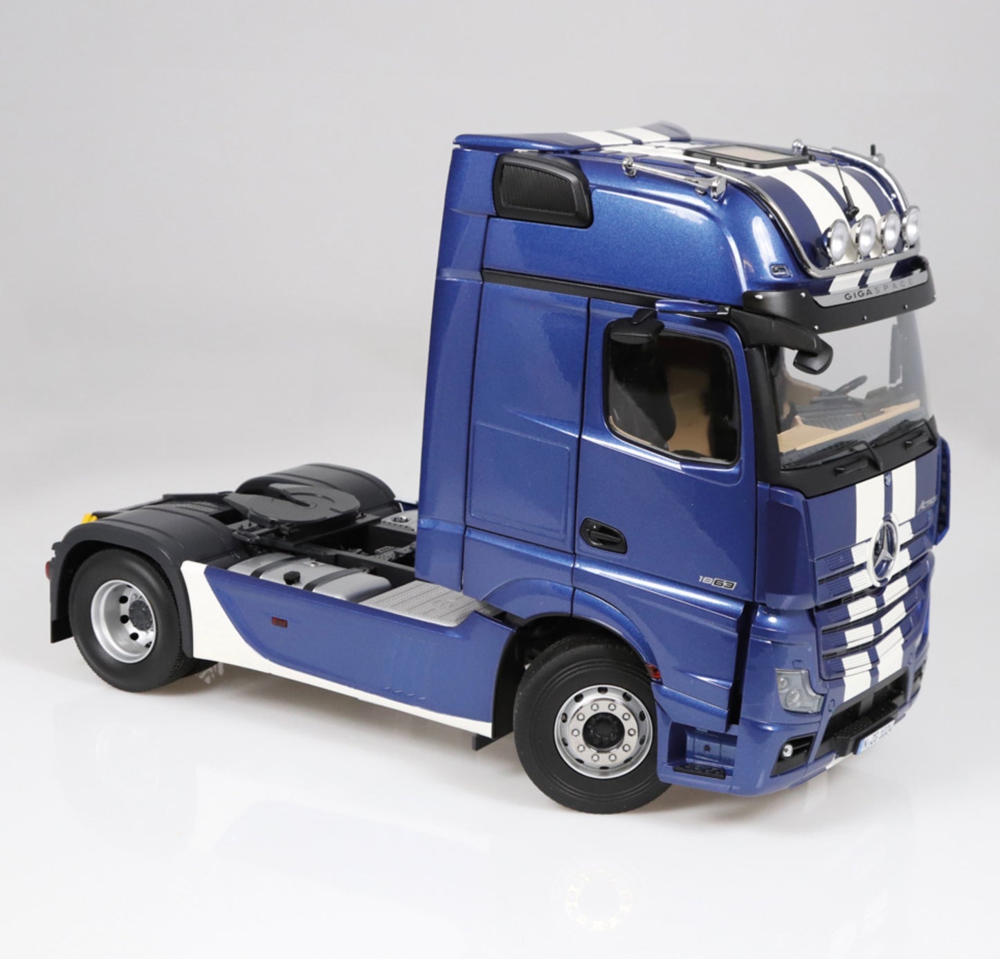 NZG 1:18 - Mercedes-Benz Actros GigaSpace 4x2 & Lohr autotransporter blauw metallic met strepen