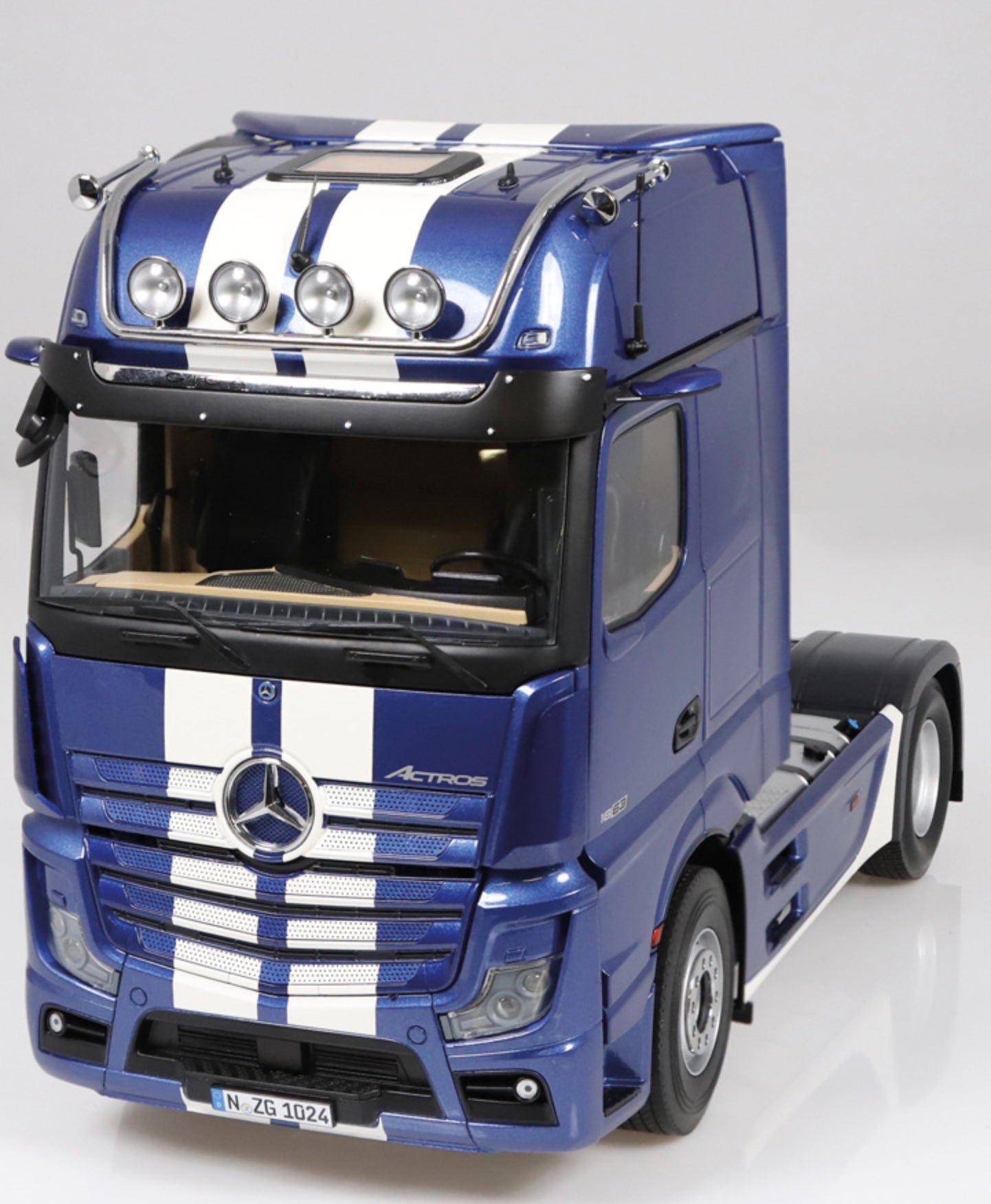 NZG 1:18 - Mercedes-Benz Actros GigaSpace 4x2 & Lohr autotransporter blauw metallic met strepen