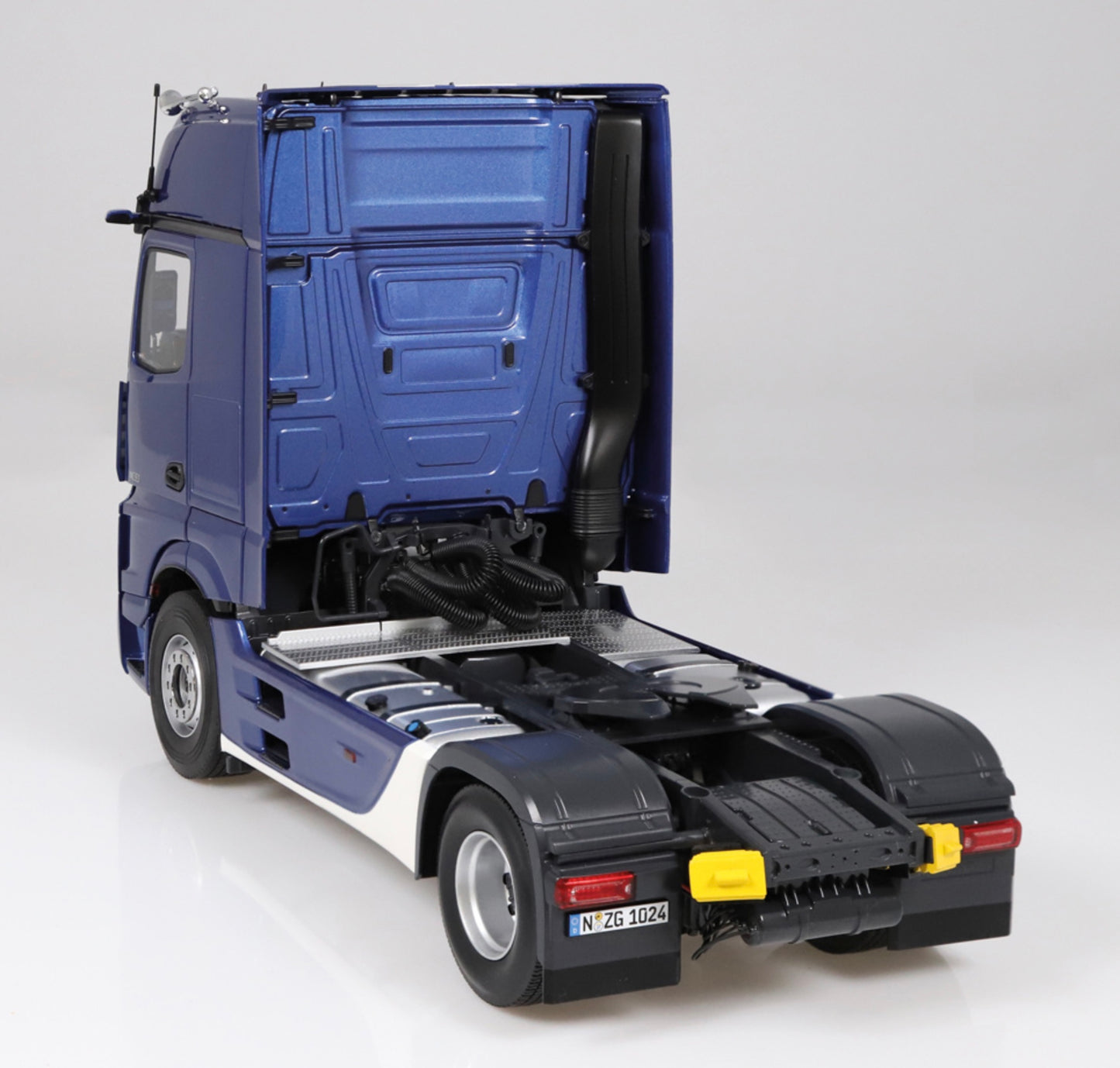 NZG 1:18 - Mercedes-Benz Actros GigaSpace 4x2 & Lohr autotransporter blauw metallic met strepen