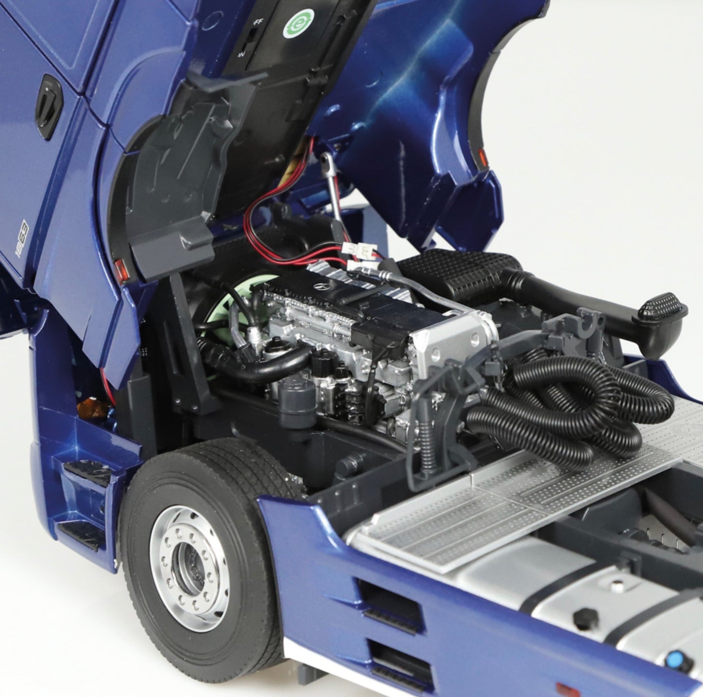 NZG 1:18 - Mercedes-Benz Actros GigaSpace 4x2 & Lohr autotransporter blauw metallic met strepen